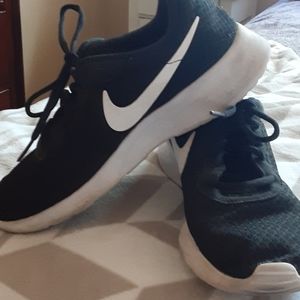 Nike White swoosh in Black Shoe sz7